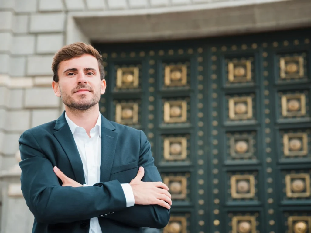 Documentos fiscales y contables organizados sobre una mesa de trabajo.