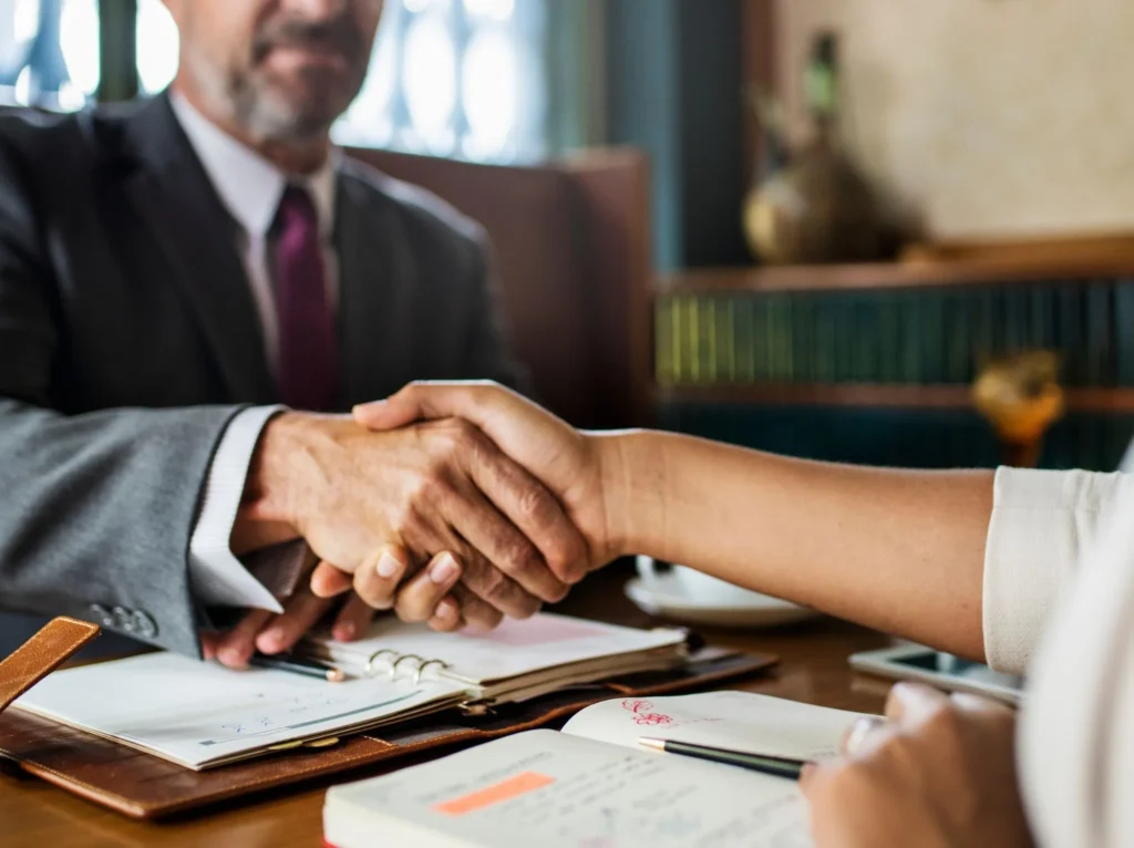 Equipo profesional revisando documentación fiscal corporativa.