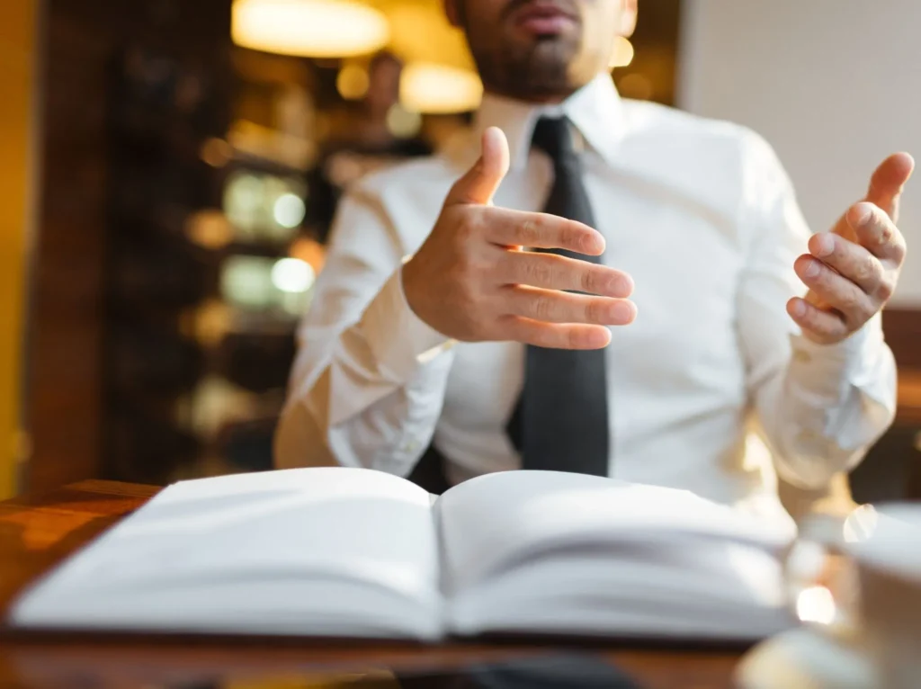 Laptop con software de contabilidad mostrando balances actualizados.